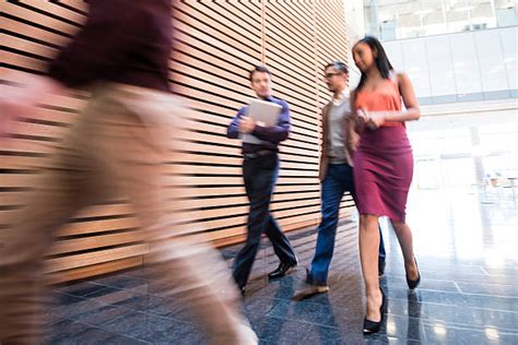 Business People Walking Fast 的图像结果