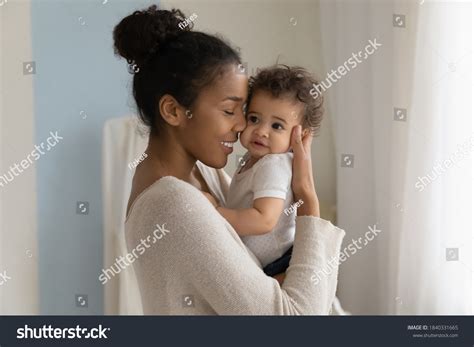 2,009 imágenes de Mom and baby hand show - Imágenes, fotos y vectores ...