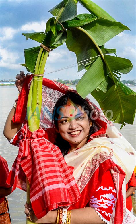 Devotees Perform Nabapatrika Snan in Kolkata