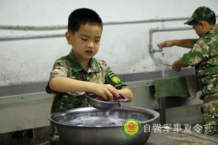 开饭咯!在军营统统都要靠自已-上海自强儿童军训夏令营「图片」