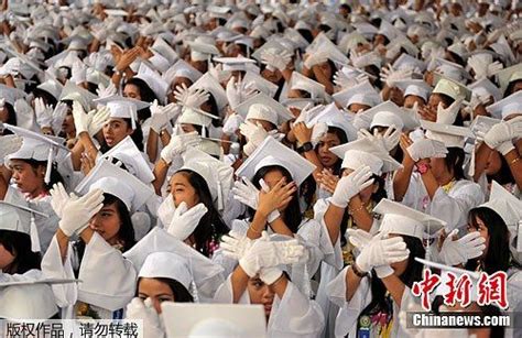 菲律宾高校举行毕业典礼(组图)_新闻中心_新浪网