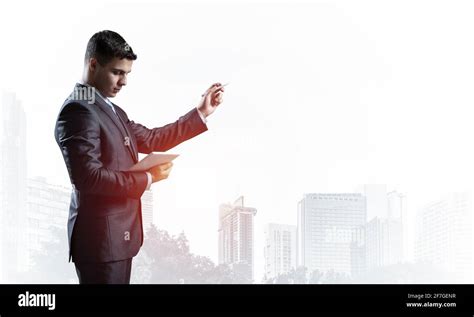 Man in Business Suit Side View 的图像结果