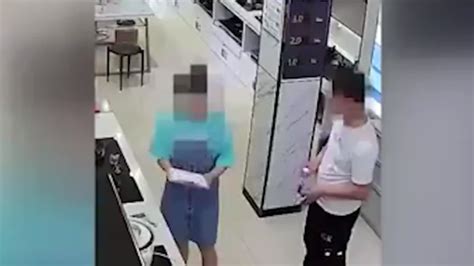 男子偷拍女店员裙底被抓 4年内流窜作案拍摄素材达8个G_凤凰网视频_凤凰网