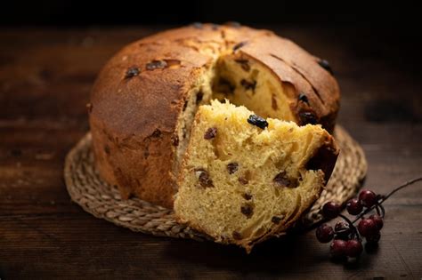 Panettone pieczone tradycyjne włoskie ciasto świąteczne | Zdjęcie Premium