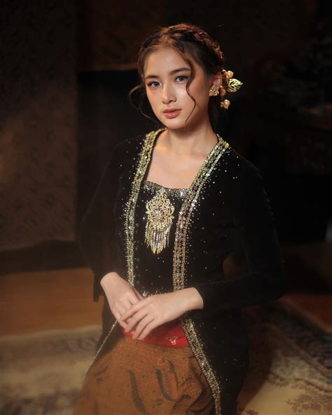 Kebaya kutubaru - Indonesia traditional clothing 🇮🇩 | Kebaya ...