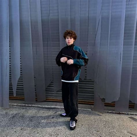 Dylan Hoffman Biography: Girlfriend, Movies, TV Series, Age, Net Worth ...