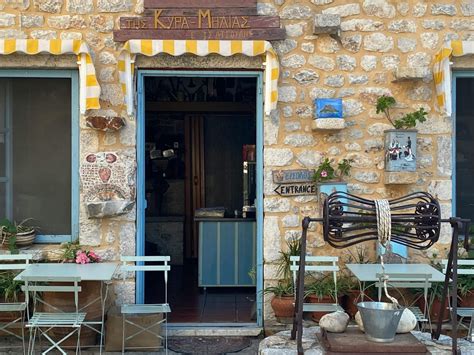 ayudar in Spanish: Meaning, Usage and Examples | SpanishStep