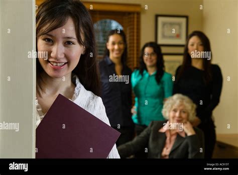 Group of Smiling Business Women 的图像结果