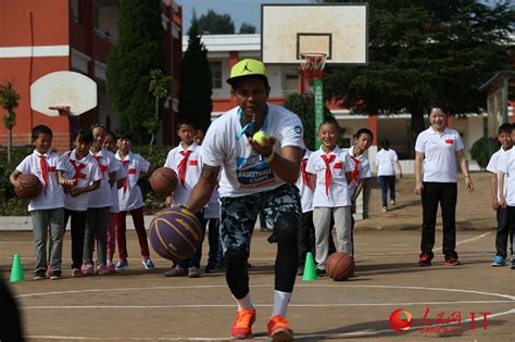 阿里乡村文化节走进云南曲靖 外籍教师教留守儿童打篮球（图）【2】--IT--人民网