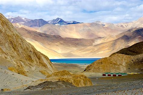 Tour guide to visit Pangong Lake via Changla Pass for tourist in Ladakh