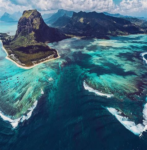 Ever wondered what causes Mauritius' underwater waterfall illusion ...