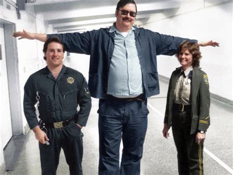 of a serial killer. Ed Kemper standing with prison guards. : r ...