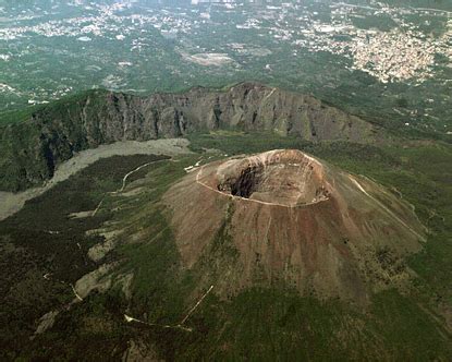 gunung vesuvius merupakan salah satu contoh gunung api berbentuk