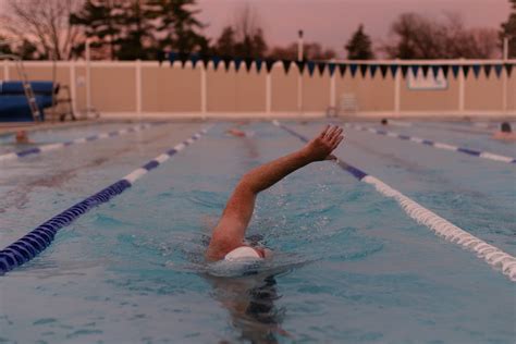 Swimming Outside 的图像结果