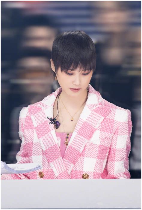 36岁李宇春终于换风格，穿粉色外套走甜酷少女风，越来越有女人味__财经头条