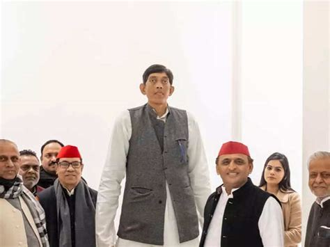 India's 'tallest man' joins SP, says will dwarf rivals - 'Tallest man ...