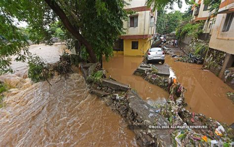 Pictures of Indian Army rescuing people in Pune amid heavy rains ...