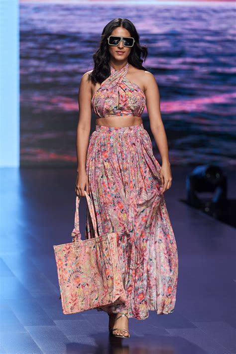 Berry Blush Tropical Printed Sarong – Rishi and Vibhuti
