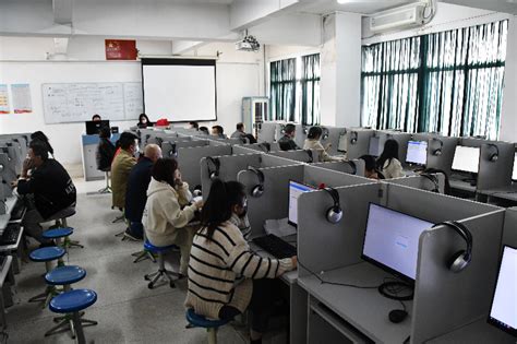 探访北京2023高考阅卷点：封闭式管理 背靠背“双评”-新华网