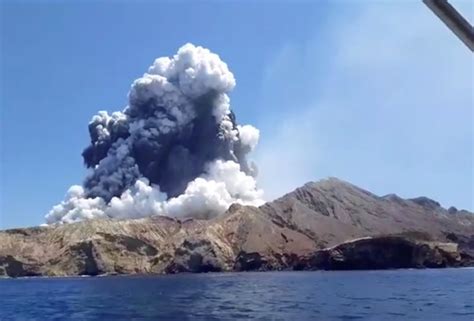 新西兰最危险怀特岛火山爆发 史上大喷发曾造成10名矿工全遭熔岩活埋仅剩一只猫_猎奇窝