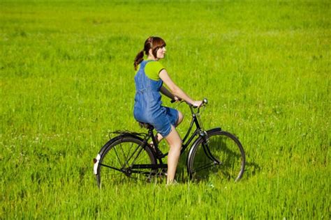 女人梦见自己骑自行车(周公解梦梦到骑自行车)_周公解梦大全