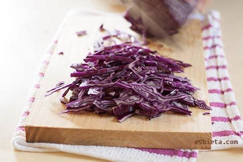 Ensalada de lombarda con crutones - Recetas de Esbieta