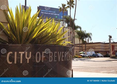 Beverly Hills Sign Located in the Intersection of San Vicente Boulevard ...