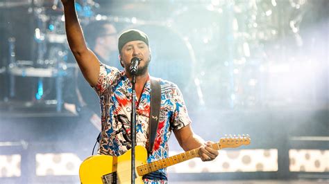 Luke Bryan mentions Trump during Cincinnati concert after shooting