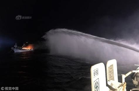 宜宾一艘渔政船只突发大火最新素材