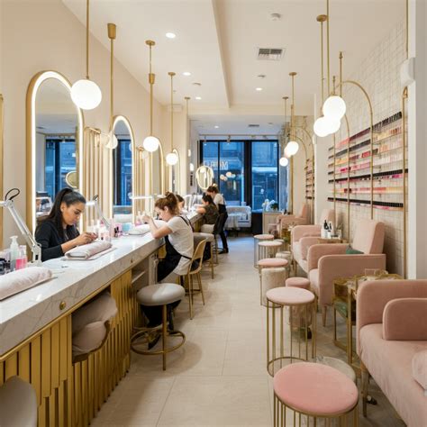 How Much Do Nail Techs Make? 2025 Salary Guide & Tips