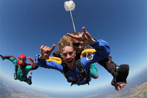 Parachuting 的图像结果