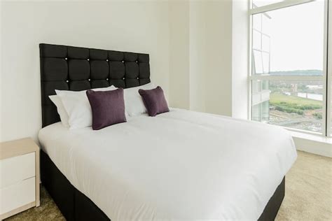 Hotels near The Belfast Barge in Belfast, United Kingdom | www.trivago.in