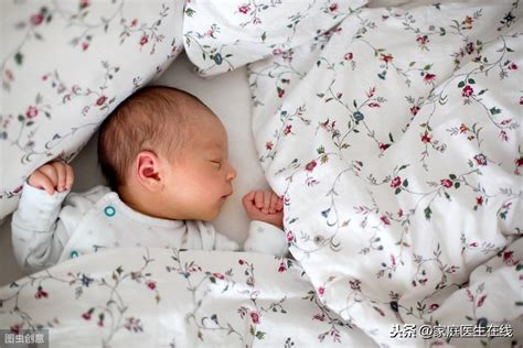 婴儿睡觉不踏实扭来扭去还哼唧哼唧,怎么哄0-3个月婴儿睡觉?_三优号