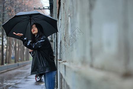 在雨中散步的年轻忧郁女性高清图片下载-正版图片502121687-摄图网