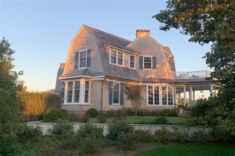 Hamptons Gambrel Roof Home - DAVID NEFF ARCHITECT