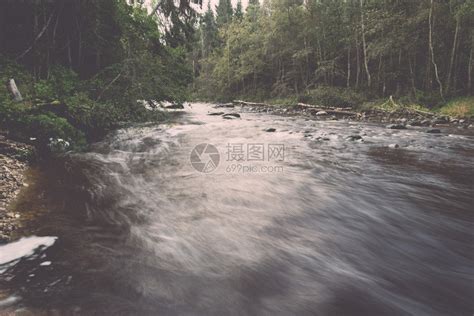 雨后山里小溪流水和小瀑布高清摄影大图-千库网