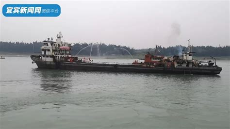 宜宾一艘渔政船只突发大火最新素材