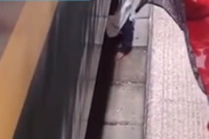 女童掉进火车轨道，大学生钻入缝隙救起_凤凰网视频_凤凰网