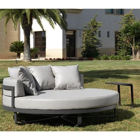 Tumbona Doble Circular y su Mesita Auxiliar, perfectas para jardín.