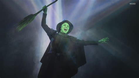 Behind the scenes of 'Wicked' | The process of making Elphaba green ...
