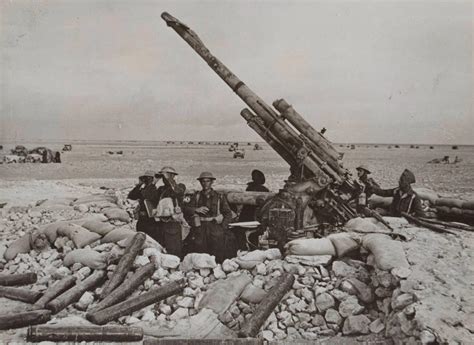 British troops with a captured 88mm Flak gun in North Africa in 1942 ...