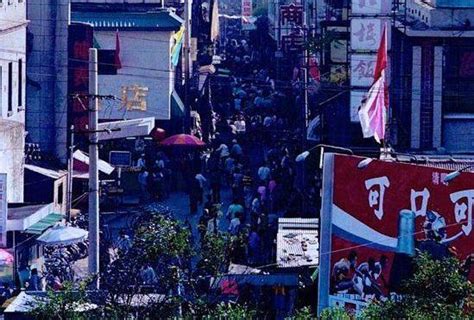 穷但非常淳朴的1990年中国城市老照片，有你家乡吗？大哥大汽水麦当劳流行