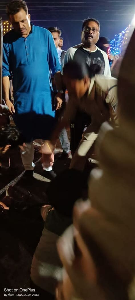 जबलपुर के उखरी में भीषण सड़क हादसा, 2 की मौत, घायलों को महापौर और टीआई ...