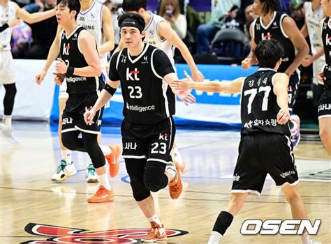 [Photo] Park Jun-young celebrates 3-pointer - CHOSUNBIZ