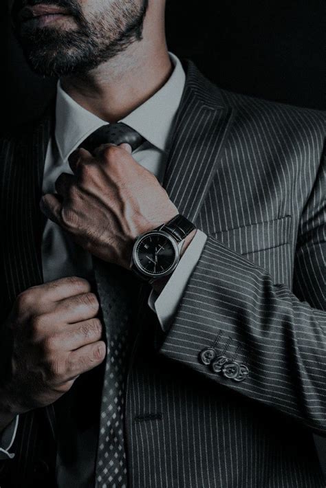 No Face Man in Business Suit 的图像结果