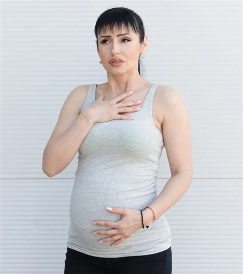 8 Tips To Deal With Shoulder Pain In Pregnancy