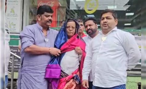 BJP कार्यकर्ताओं ने बीच बाजार कांग्रेस नेता को पहना दी साड़ी, वायरल हो ...