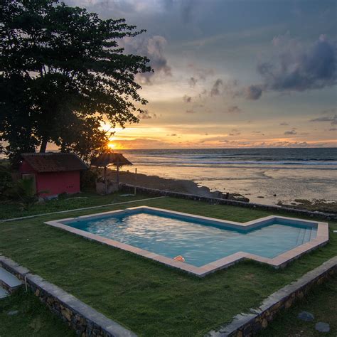 THE UJUNG BOCUR BUNGALOWS (Krui) - Cottage Reviews, Photos, Rate ...