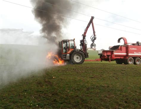 Traktor mit Forstkran gerät in Stromleitung | agrarheute.com