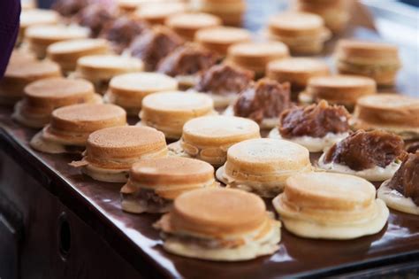 Trees flower plastic eating food healthy food cloud closeup | Premium Photo